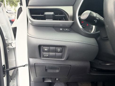 Used 2023 Toyota Highlander XLE AWD/4WD image 20