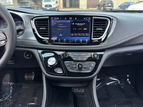Used 2025 Chrysler Pacifica Limited FWD image 2