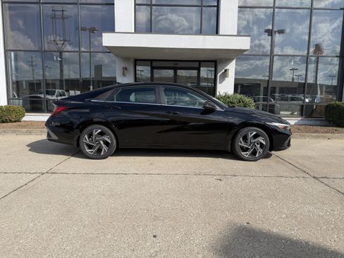 New 2026 Hyundai Elantra Limited image 3