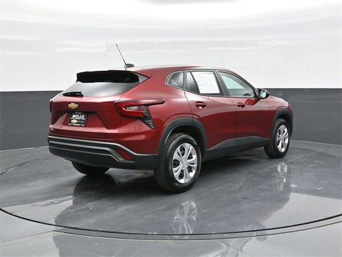 Used 2025 Chevrolet Trax LS image 6