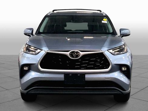 Used 2022 Toyota Highlander XLE AWD/4WD image 4