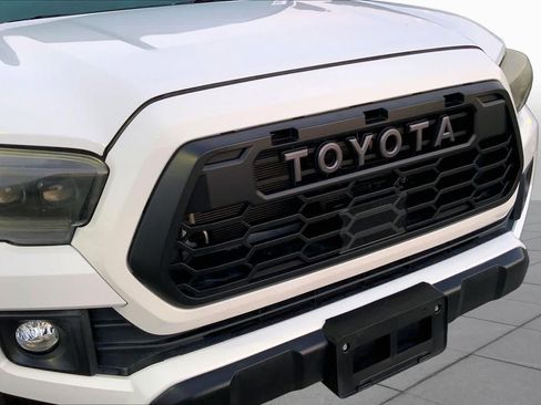 Used 2019 Toyota Tacoma TRD Off-Road w/ Technology Package AWD/4WD image 29