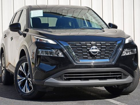 Used 2023 Nissan Rogue SV FWD image 2