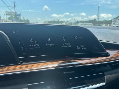 Used 2021 Cadillac Escalade Premium Luxury AWD/4WD image 16