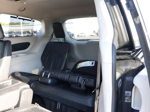 Used 2017 Chrysler Pacifica Touring-L Plus FWD image 30