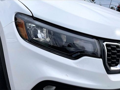 Used 2024 Jeep Compass Latitude image 32