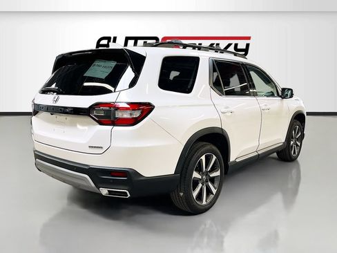 Used 2024 Honda Pilot Touring image 7