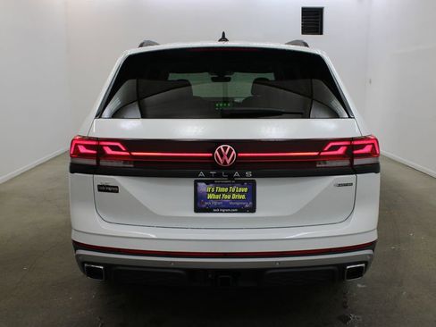 New 2026 Volkswagen Atlas Peak Edition image 4