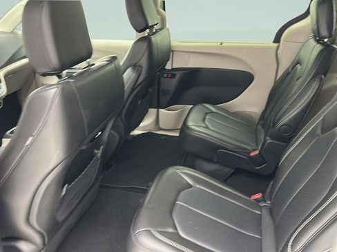 Used 2024 Chrysler Pacifica Touring-L FWD image 10