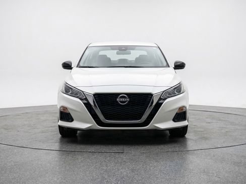 Used 2025 Nissan Altima 2.5 SV FWD image 2