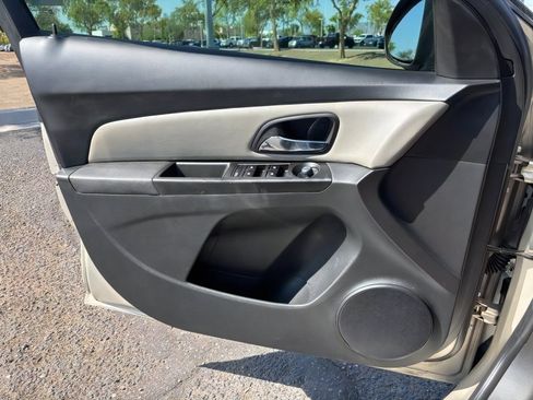 Used 2013 Chevrolet Cruze LS FWD image 11