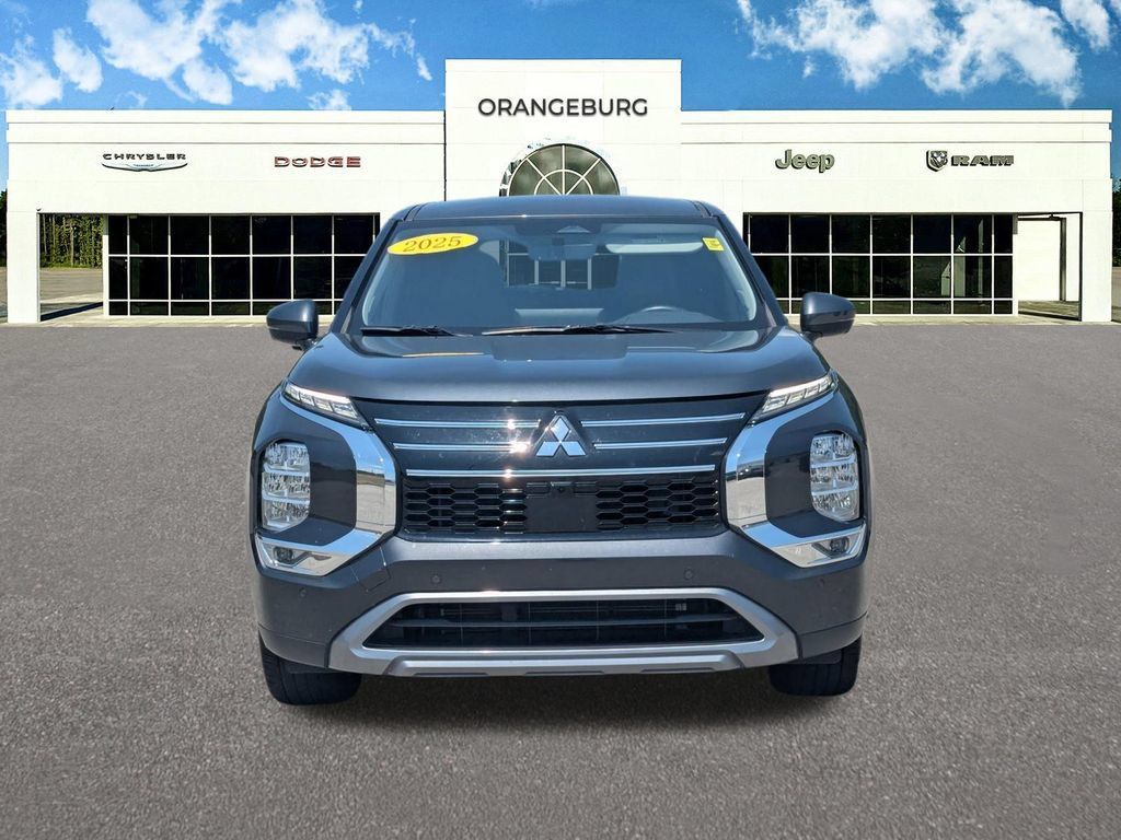 Used 2025 Mitsubishi Outlander SE FWD image 2