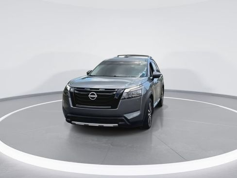 Used 2025 Nissan Pathfinder Platinum w/ Black Appearance Package AWD/4WD image 4