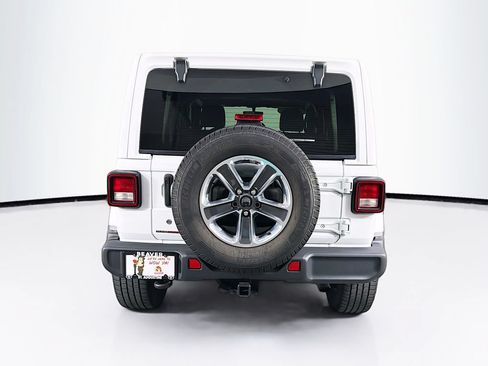 Used 2018 Jeep Wrangler Unlimited Sahara AWD/4WD image 8