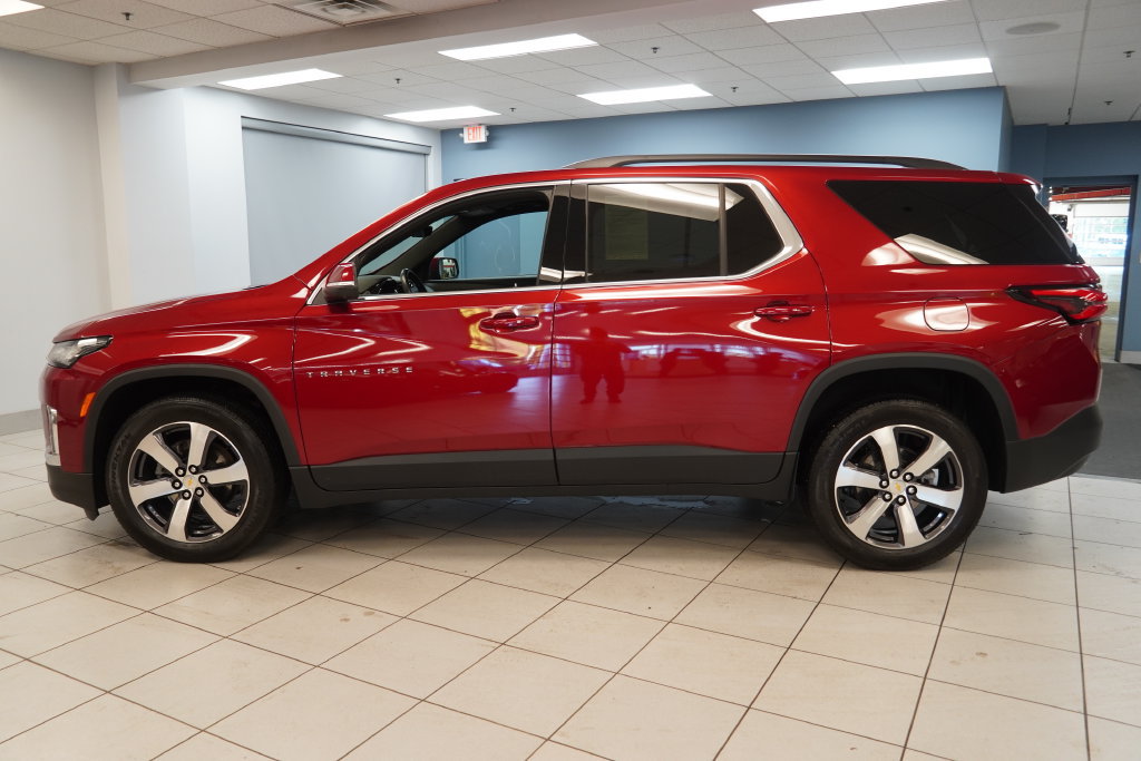 Used 2023 Chevrolet Traverse LT w/ LT Premium Package AWD/4WD image 2