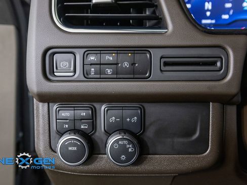 Used 2023 Chevrolet Suburban LT w/ Luxury Package AWD/4WD image 13