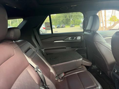 Used 2025 Ford Explorer Platinum AWD/4WD image 12