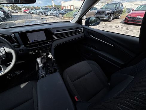 Used 2025 Toyota Camry LE image 39