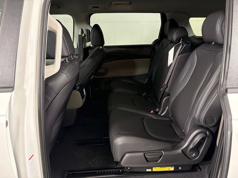 New 2026 Kia Carnival FWD image 35