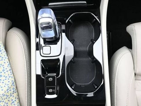 Used 2023 Volvo XC40 B5 Plus w/ Protection Package Premier AWD/4WD image 11