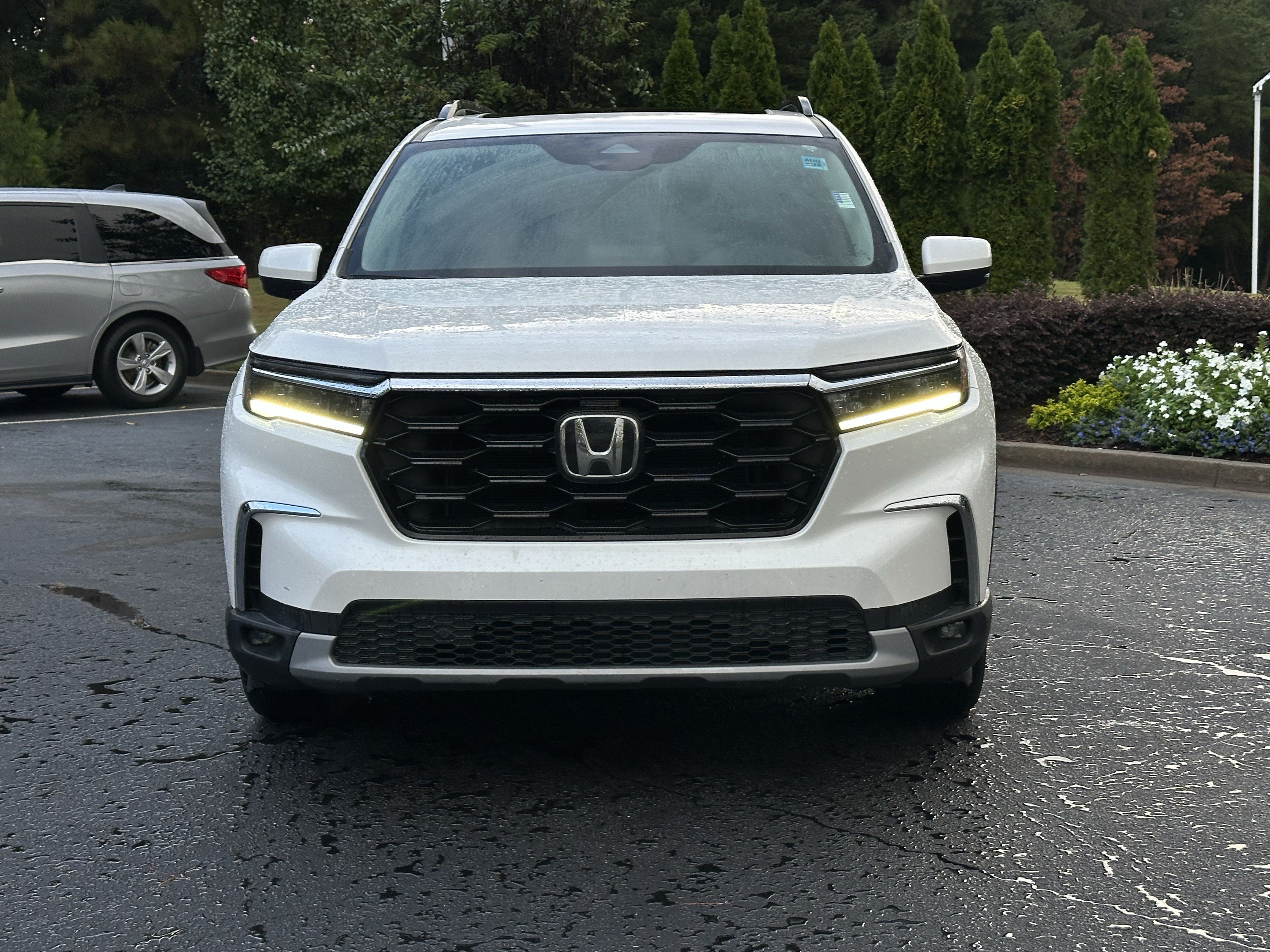 Used 2024 Honda Pilot Touring image 3