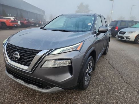 Used 2023 Nissan Rogue SV image 3