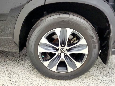 Used 2023 Toyota Highlander XLE image 9