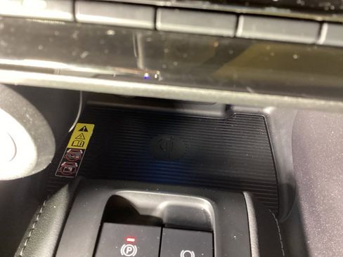 Used 2023 Toyota Venza LE image 17