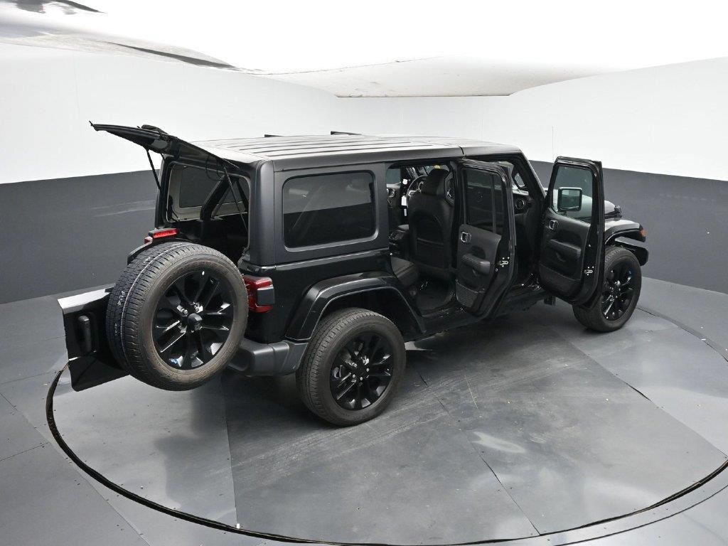 Used 2023 Jeep Wrangler Unlimited Sahara AWD/4WD image 46