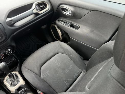 Used 2016 Jeep Renegade Latitude FWD image 25