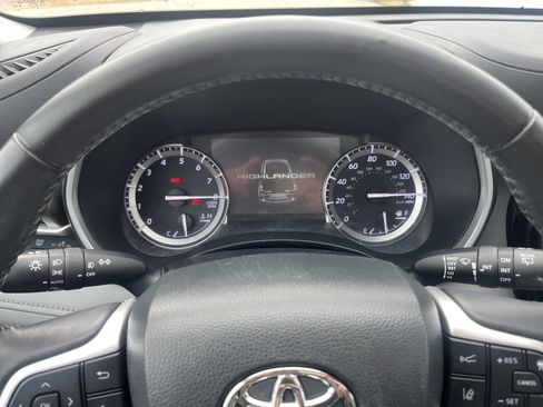 Used 2022 Toyota Highlander XLE image 23