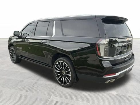 Used 2025 Chevrolet Suburban High Country AWD/4WD image 4
