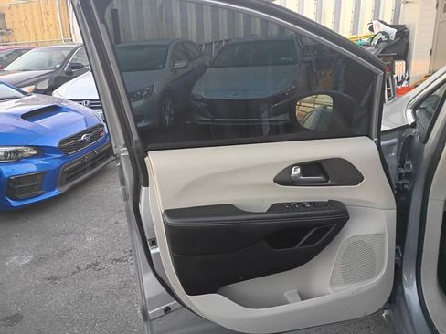 Used 2021 Chrysler Voyager Lxi FWD image 24