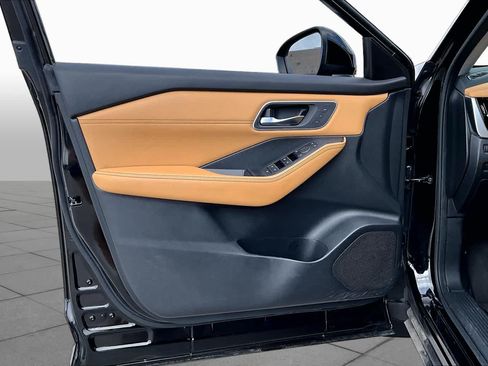 Used 2023 Nissan Rogue Platinum FWD image 22
