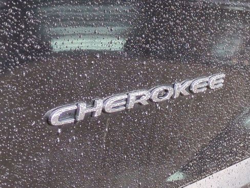 Used 2019 Jeep Cherokee Limited image 12