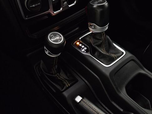 Used 2021 Jeep Wrangler Unlimited Sahara AWD/4WD image 17