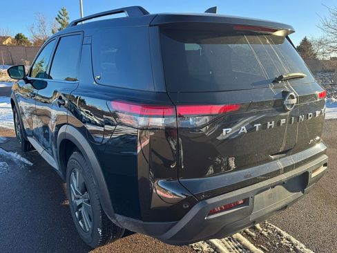 Used 2024 Nissan Pathfinder SV image 4
