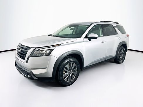 Used 2024 Nissan Pathfinder SV image 3