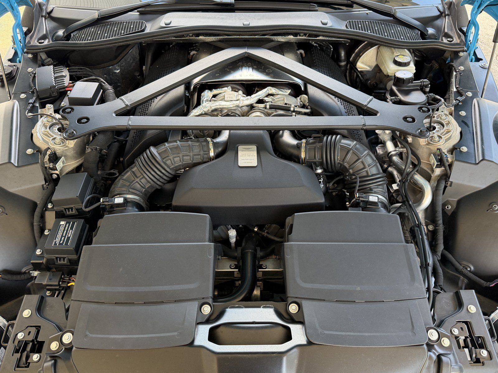Used 2023 Aston Martin V8 Vantage Coupe RWD image 19