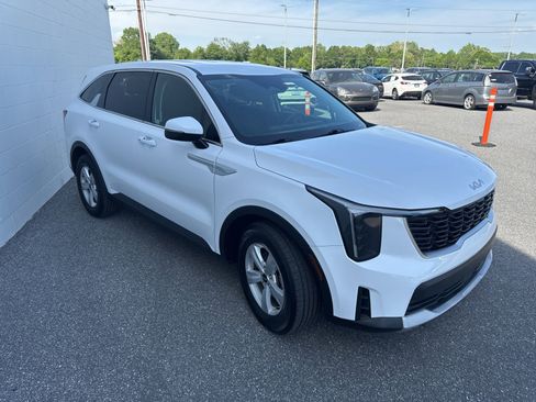 Used 2024 Kia Sorento LX image 3