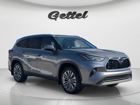 New 2026 Toyota Highlander Platinum image 3