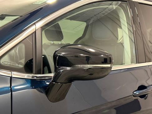 Used 2024 Chrysler Pacifica Touring-L FWD image 12