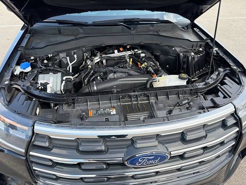 Used 2025 Ford Explorer Active AWD/4WD image 32