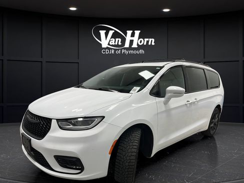 Used 2022 Chrysler Pacifica Touring-L w/ S Appearance Package AWD/4WD image 3