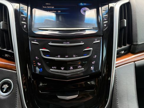 Used 2019 Cadillac Escalade Luxury RWD image 16