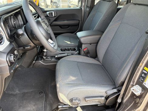 Used 2025 Jeep Wrangler Unlimited Sahara AWD/4WD image 10