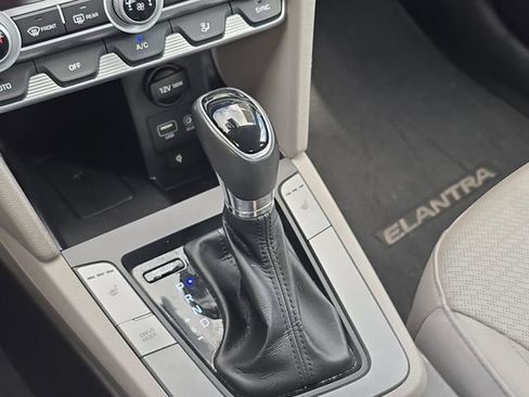 Used 2020 Hyundai Elantra Limited image 30
