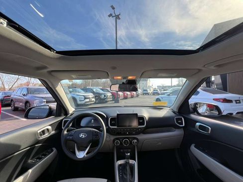 Used 2025 Hyundai Venue SEL image 21