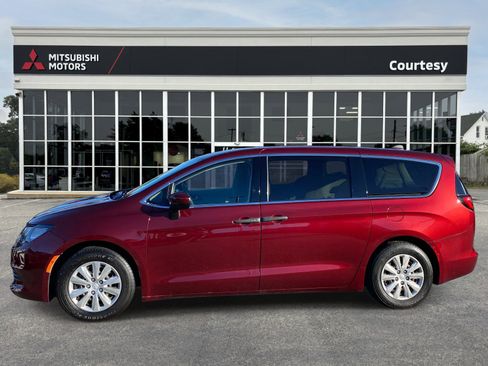 Used 2020 Chrysler Voyager L image 2
