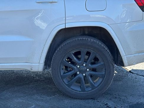 Used 2019 Jeep Grand Cherokee Altitude image 10